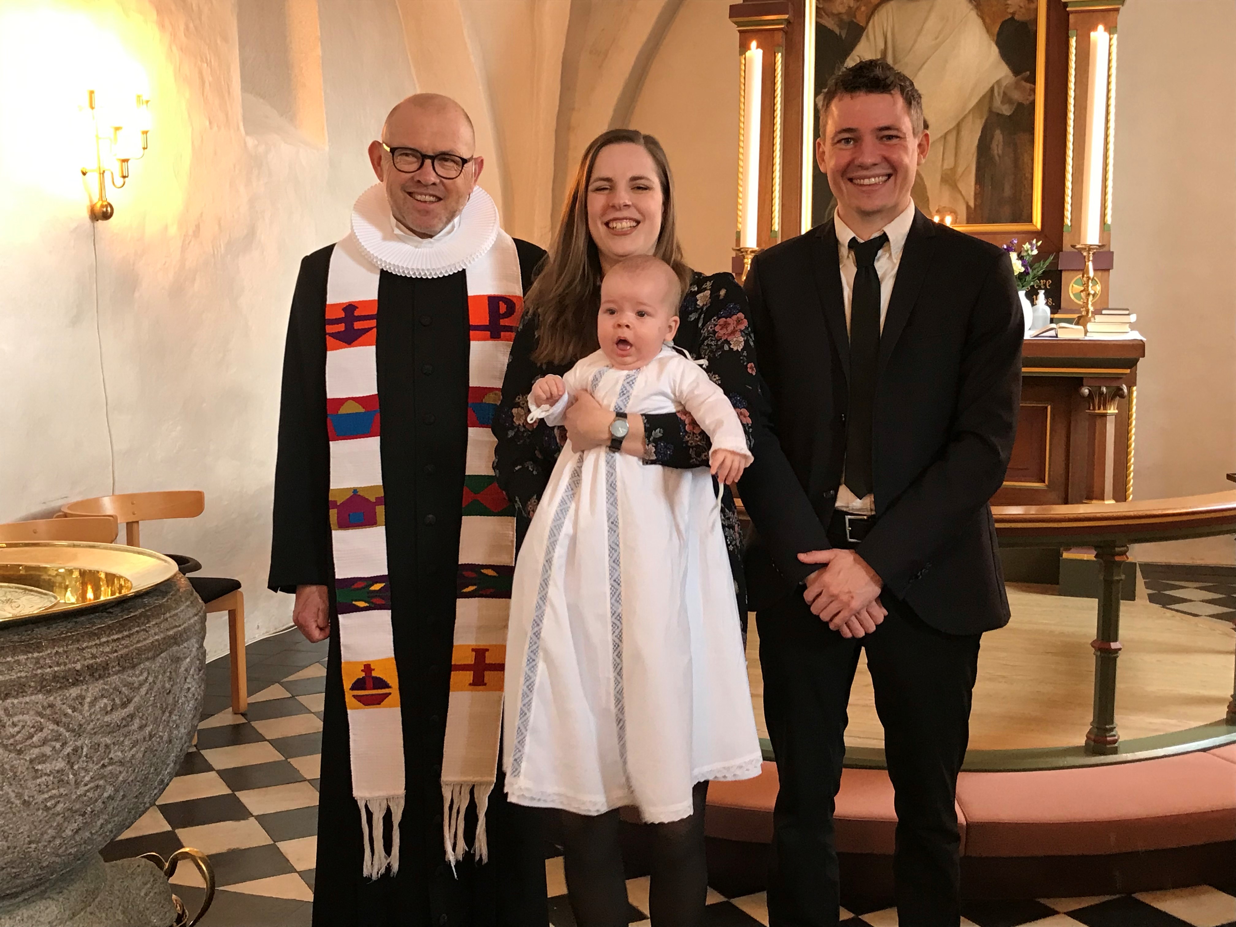 Præst og dåbsbarnet med forældre